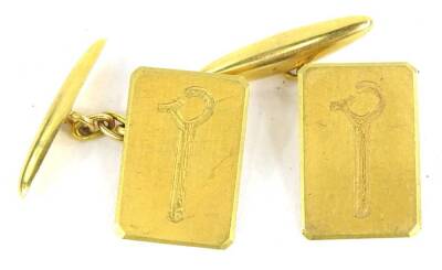 A pair of gent's cufflinks, set with single motif of a bar with claw, yellow metal, unmarked, 6.4g all in.