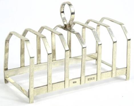 An Elizabeth II five division silver toast rack, with loop handle, Birmingham 1975, 2¾oz, 11cm W.