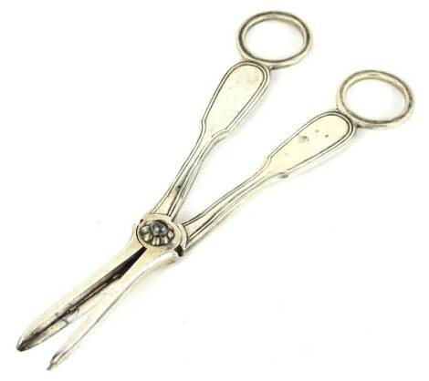 A pair of Victorian silver grape scissors, with fiddle and thread pattern handles, London 1960 by George W Adams (Chawner & Co), 3½oz.