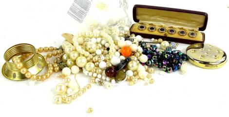 Various costume jewellery and effects, to include a set of mother of pearl enamel and yellow metal unmarked collar studs, in fitted case (6), faux pearl necklaces, beads, compacts, silver plated souvenir spoons etc. (1 tray).