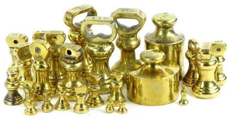 Various brass weights bell style 1lb weight, 9cm H etc. (a quantity)