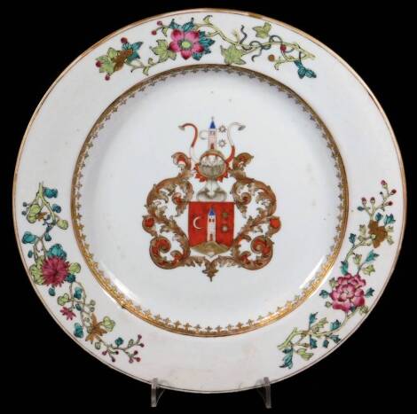 A Chinese export Armorial porcelain plate, with the Armorial to the centre, within a gilt arrow inner border and well painted scattered flower groups, 23cm Dia.