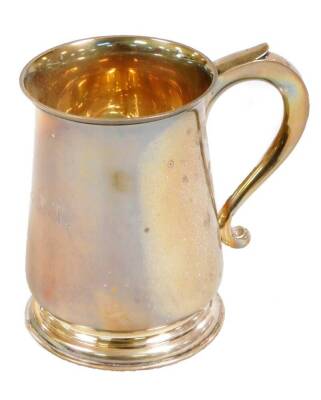 A George VI silver tankard, with plain body, acanthus capped handle and circular foot, London 1944, 13cm H, 12oz. (weighted)