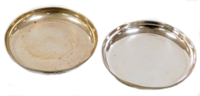 A pair of the George VI silver dishes or coasters, of plain circular form, London 1945, 9cm Dia. 5oz. (2)