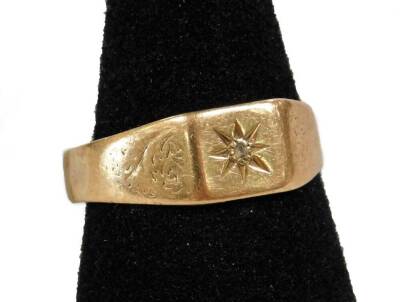 A gent's signet ring, set with single tiny diamond with etched star design, ring size Y, 3.7g all in.