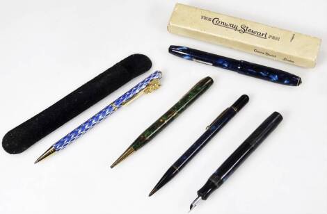 Various pens, Biro Deluxe, a platinum in marble effect case, fountain pen lacking lid, two pencils, Conway Stewart cased fountain pen in blue trim with chrome coloured clip. (a quantity)