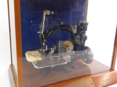 A Willcox & Gibbs shell picot chain stitch sewing machine, c1910, with lay-in cord, break spun polyester/Vincel interlock back cloth, cased with presentation plaque and descriptive plate, case 35.5cm H, 42cm W, 27.5cm D. - 4