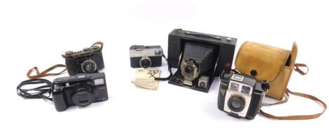 A Certo Dollina camera, with a Deckel Compur lens, Kodak No 2 folding Brownie camera, Kodak Instamatic 233-X camera, Minolta AF-Tele Super camera, and a Kodak Brownie Twin Twenty camera, cased. (5)