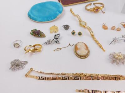 Gold and costume jewellery, including a 9ct gold and cameo ring, a pair of earrings, lady's dress wristwatches, marcasite clips, Pulsar gentleman's automatic wristwatch and paste set brooches. (qty) - 2