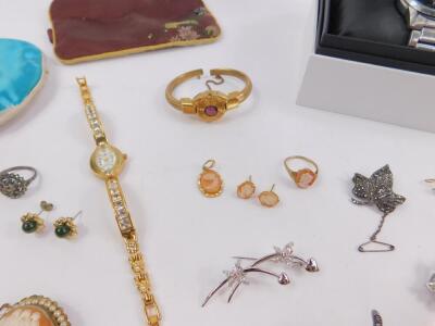 Gold and costume jewellery, including a 9ct gold and cameo ring, a pair of earrings, lady's dress wristwatches, marcasite clips, Pulsar gentleman's automatic wristwatch and paste set brooches. (qty) - 3