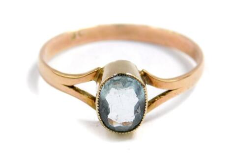 A 9ct gold and aquamarine solitaire ring, size R, 1.6g.