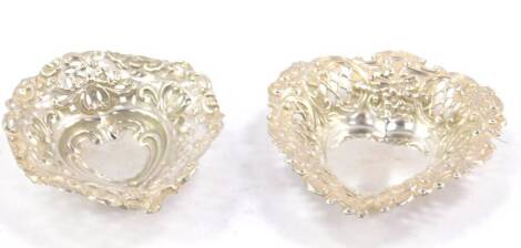 Two Edward VII silver heart shaped sweetmeat dishes, with pierced and embossed decoration, Birmingham 1901 and 1909, 0.93oz.