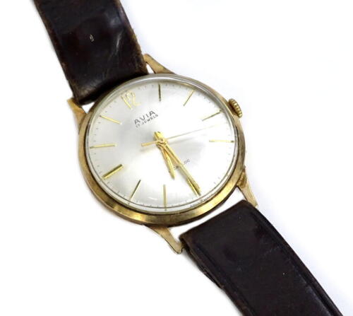 An Avia 9ct gold gent's wristwatch, with leather strap.