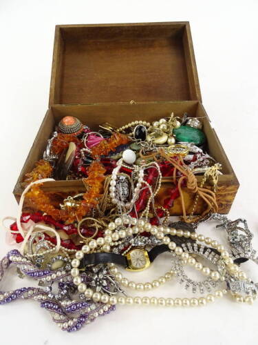 A quantity of modern costume jewellery and effects, to include beaded necklaces, silver plated dress rings, vintage brooches, pendants and chains etc. (1 box)