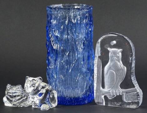 A Whitefriars type blue glass vase, a frog and a lead crystal mouse, etc. (4)