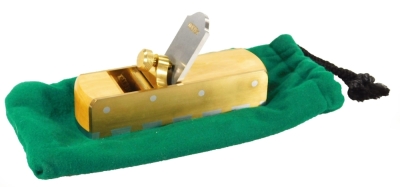 A Karl Holtey 6.5" smoother wood plane, with single thread adjuster, and brass sides dovetailed onto steel, signed, 17cm W, in velvet pouch. (unused)