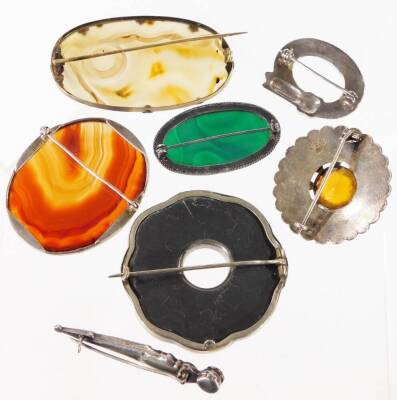 A small selection of agate brooches, comprising an oval yellow/clear agate brooch, in gilt metal frame, an oval orange agate brooch in silver plated frame, an agate and citrine silver dagger brooch, a silver circular silver Celtic design thistle brooch wi - 2