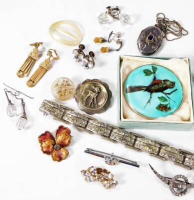 A quantity of vintage costume jewellery, to include 1920s/1930s style bracelets, silver plated deer brooch, Art Deco style clips set with paste stones, silver and paste stone set, crescent moon brooch, turquoise bar brooch, silver floral spray brooch, sil - 3