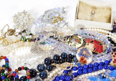 A quantity of modern costume jewellery, to include paste stone set, floral spray brooches, faux pearl necklaces, various other beaded necklaces, enamel type brooches, etc. (1 tray) - 3