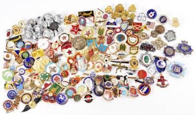 Various pin badges, several associations to include Honda, South Mead Hospital Bristol, The County Bowling Association, The Syndicate And National De La Entenue 7th Region police badge, United States imitation President seal badge, etc. (a quantity)