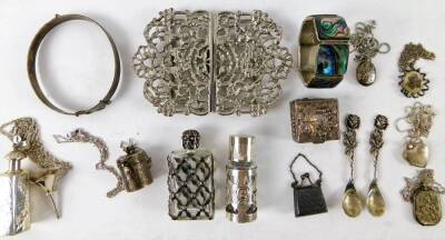 Various silver plated jewellery and effects, to include a silver and mother of pearl napkin ring, a silver plated floral belt buckle, a small silver scent bottle, marked Mexico, and another, a silver plated coin purse, various trinkets, silver and silver