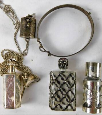 Various silver plated jewellery and effects, to include a silver and mother of pearl napkin ring, a silver plated floral belt buckle, a small silver scent bottle, marked Mexico, and another, a silver plated coin purse, various trinkets, silver and silver - 4