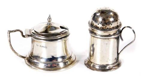 A Victorian silver pounce pot, with domed pierced lid and tankard shaped body with ribbed scroll handle, Birmingham 1886, 6cm H, and a silver mustard pot, 2oz all in. (2)