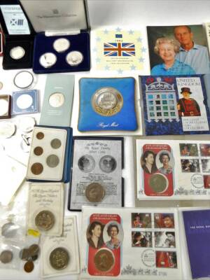 Various coins, etc. fifty pence D Day, farthings to include, 1921, 1918, 1906, 1904, 1928, etc. and a George V and Queen Mary medallion. (a quantity) - 4