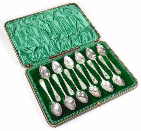 A set of George V silver teaspoons, old English pattern, bright cut, 12cm W, Sheffield 1911, 5½oz. (cased)