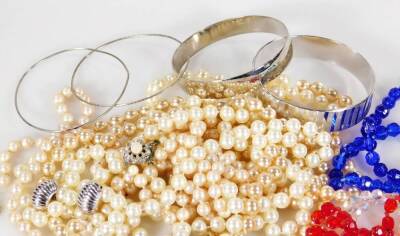 Various costume jewellery and effects, faux pearls, bangles, necklaces, etc. (a quantity) - 2