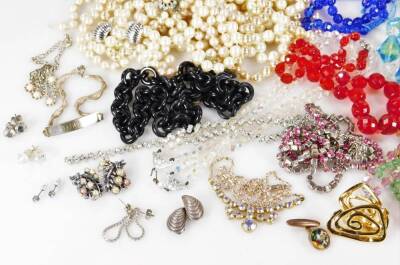 Various costume jewellery and effects, faux pearls, bangles, necklaces, etc. (a quantity) - 5