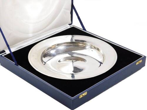 A silver armada dish, with a double reeded border and concave base, London 1973, 28ozs, 29cm Dia. in fitted presentation case, retailed by W Mansell, Lincoln.