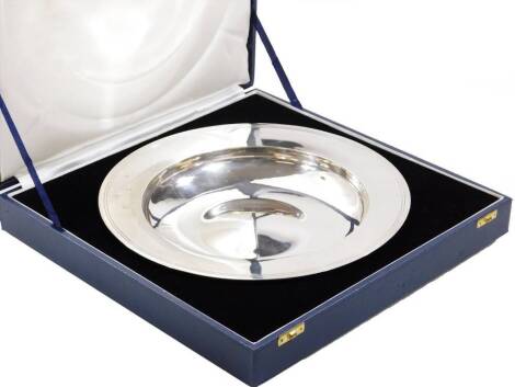 A silver armada dish, with a double reeded border and concave base, London 1973, 28ozs, 29cm Dia. in fitted presentation case, retailed by W Mansell, Lincoln.