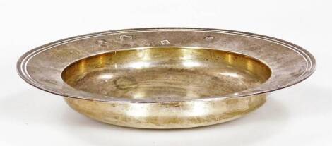 An Elizabeth II silver Armada dish, by Payne & Son, London 1961, of circular dished form, the border engraved with two lines, the well with an heraldic shield, 14.5cm Dia. 6oz.