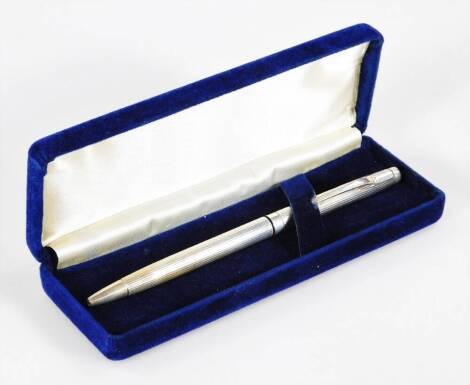 An Elizabeth II silver pencil, part engine turned, with shaped clip, Birmingham, 14cm W, ½oz, cased. (AF)