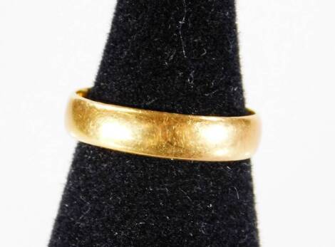 A 22ct gold wedding band, 3.6g.