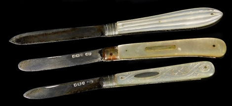 A Victorian silver and mother of pearl bound folding fruit knife, Sheffield 1897, Edward VII silver and mother of pearl bound folding knife, Sheffield 1902, and a George V silver and mother of pearl bound folding knife, Sheffield 1917. (3)