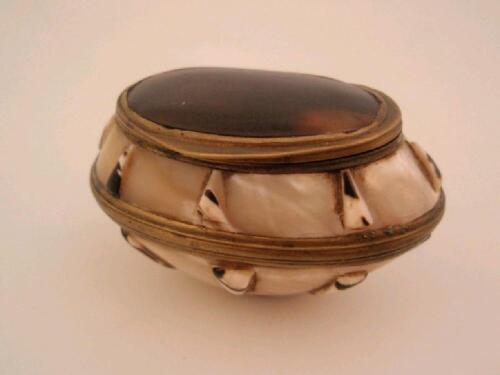 A 19thC shell snuff box