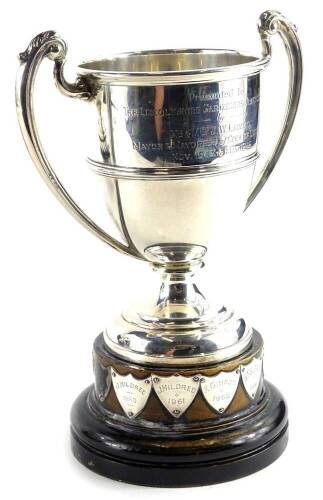 A George V silver two handled trophy, engraved Presented to the Lincolnshire Gardeners Association by Mr and Mrs J W Lawson, Mayor and Mayoress of City of Lincoln, November 1947- May 1949, Birmingham 1923, 15¼oz, with ebonised plinth engraved with various