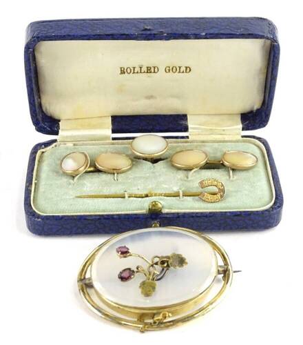 A small selection of jewellery, to include a Victorian brooch, mother of pearl cufflinks, and a yellow metal horse shoe stick pin. (4)