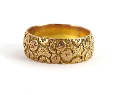 A 9ct gold floral wedding band, ring size P, 4.7g,