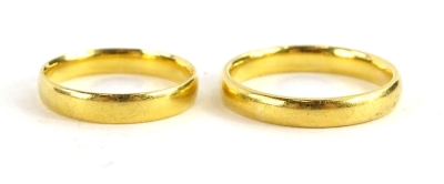 Two 22ct gold wedding bands, ring sizes P & K, 7.1g.