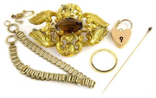 A small selection of jewellery, to include an 18ct gold plain wedding band, 2.5g, Victorian gilt metal brooch, with central citrine, a gold plated watch strap, a yellow metal stick pin back, a 9ct gold padlock, and safety chain, weighable gold 4.3g.