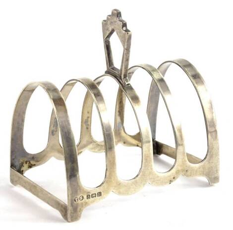 An Edward VIII silver four division toast rack, with Art Deco shaped handle, Birmingham 1936, 1½oz.