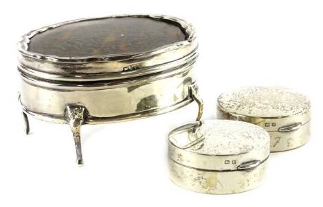 A George V silver and tortoise shell small oval trinket box, on shaped feet, Birmingham 1922, and two small pill or powder boxes. (3)