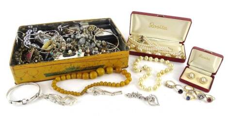 A quantity of costume jewellery and effects, to include Bakelite amber type necklace, silver and silver plated jewellery, topaz and other dress rings, faux pearl necklaces, earrings, bracelet stamped Dior etc. (1 tray)