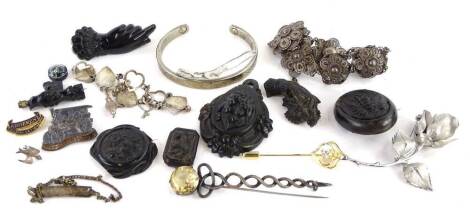 Various mixed costume jewellery, to include imitation jet brooches, filigree silver daisy bracelet, silver plated rose brooch, bangles etc. (a quantity)