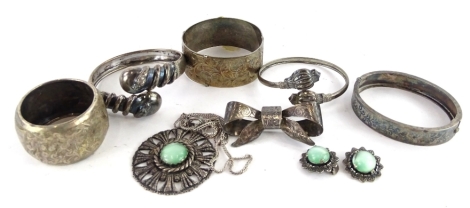 Various silver and silver plated jewellery, to include five silver bangles, a silver and floral bow brooch, silver plated green stone set pendant and matching earrings. (a quantity)