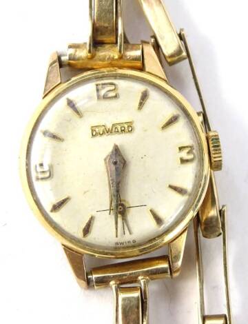 A Duward 9ct gold ladies wristwatch, with 9ct gold expanding watch strap, on a stainless steel back numbered 665949.