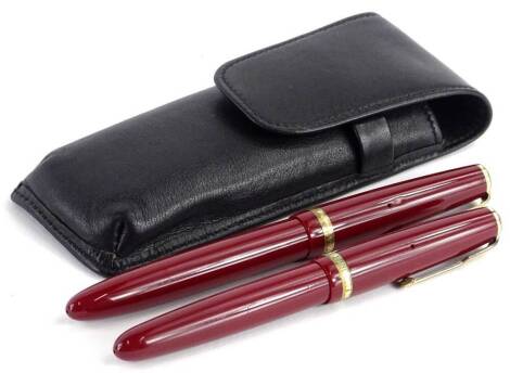 Two Parker Duofold pens, maxime and standard, in black leather case.